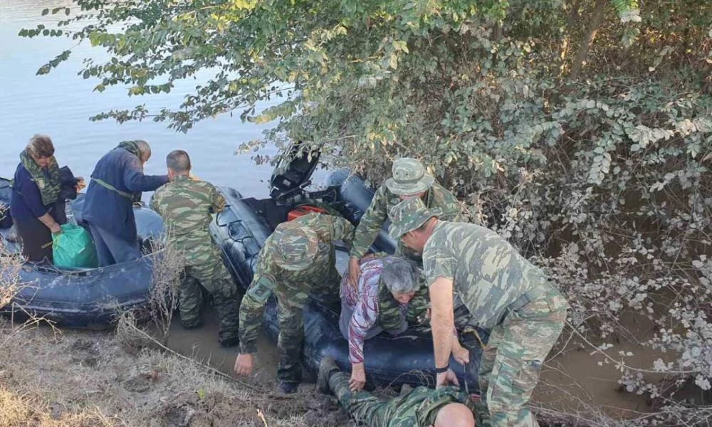 Συγκινητικό στιγμιότυπο : Πεζοναύτης παίρνει θέση γέφυρας για να περάσουν ηλικιωμένοι! (εικόνες)